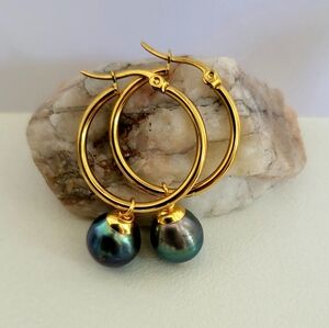 🆕️🌷Peacock Pearl Goldtone Hoop Earrings🌷